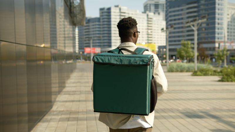كابتن قريب من الخلف بحقيبة التوصيل
